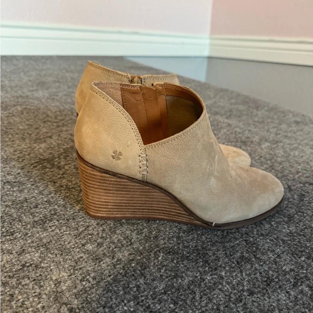 Lucky Brand Women's Tan Cream‎ Zemlin Wedge Bootie Ankle Boot Size 9.5